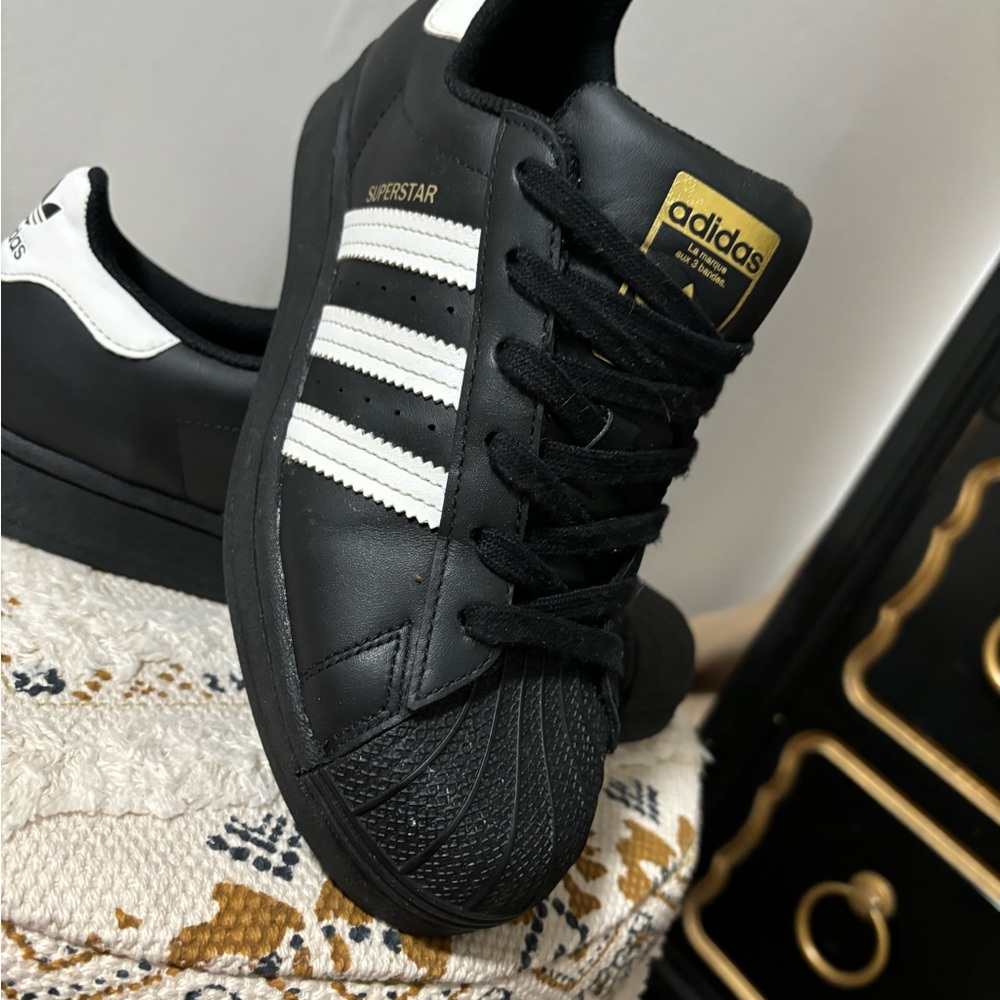 Slightly worn in great shape.. only worn a couple of times size 5 boys